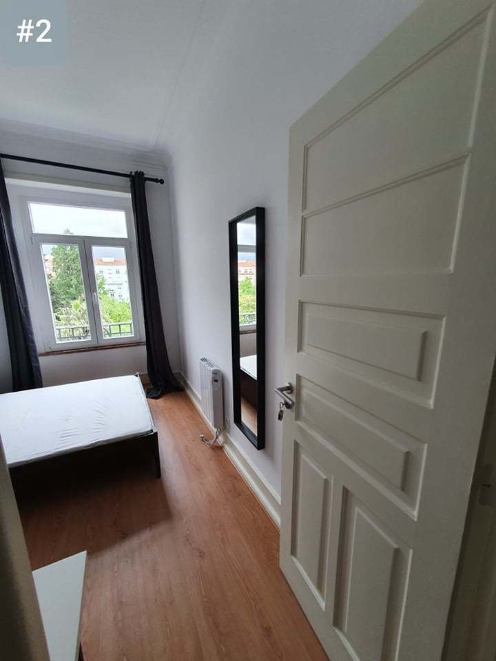 Bright Double Room 2 with Desk & Balcony Access — Flat W, Areeiro