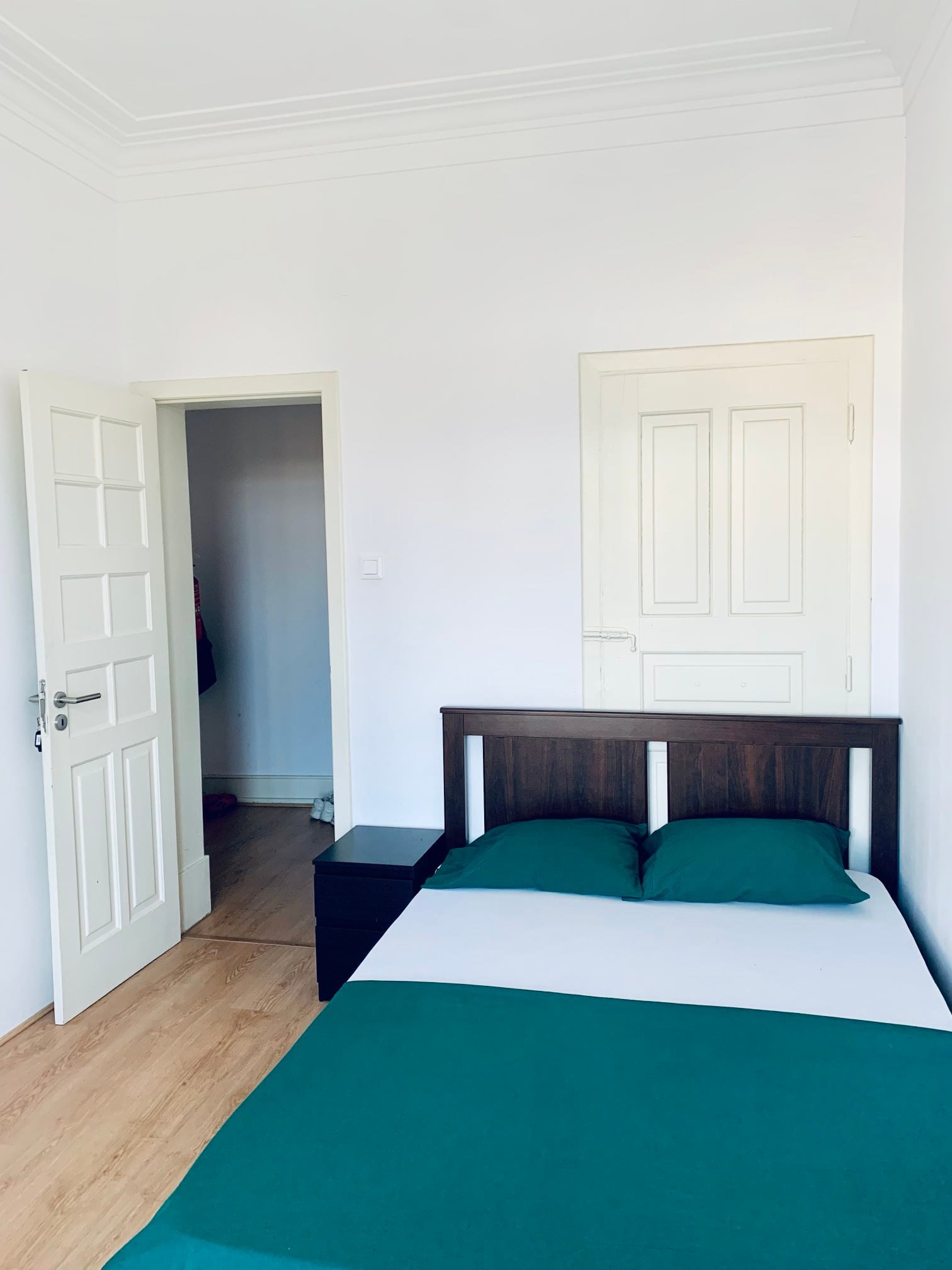 Inviting Double Room 1 with Desk & Balcony Access — Flat W, Areeiro
