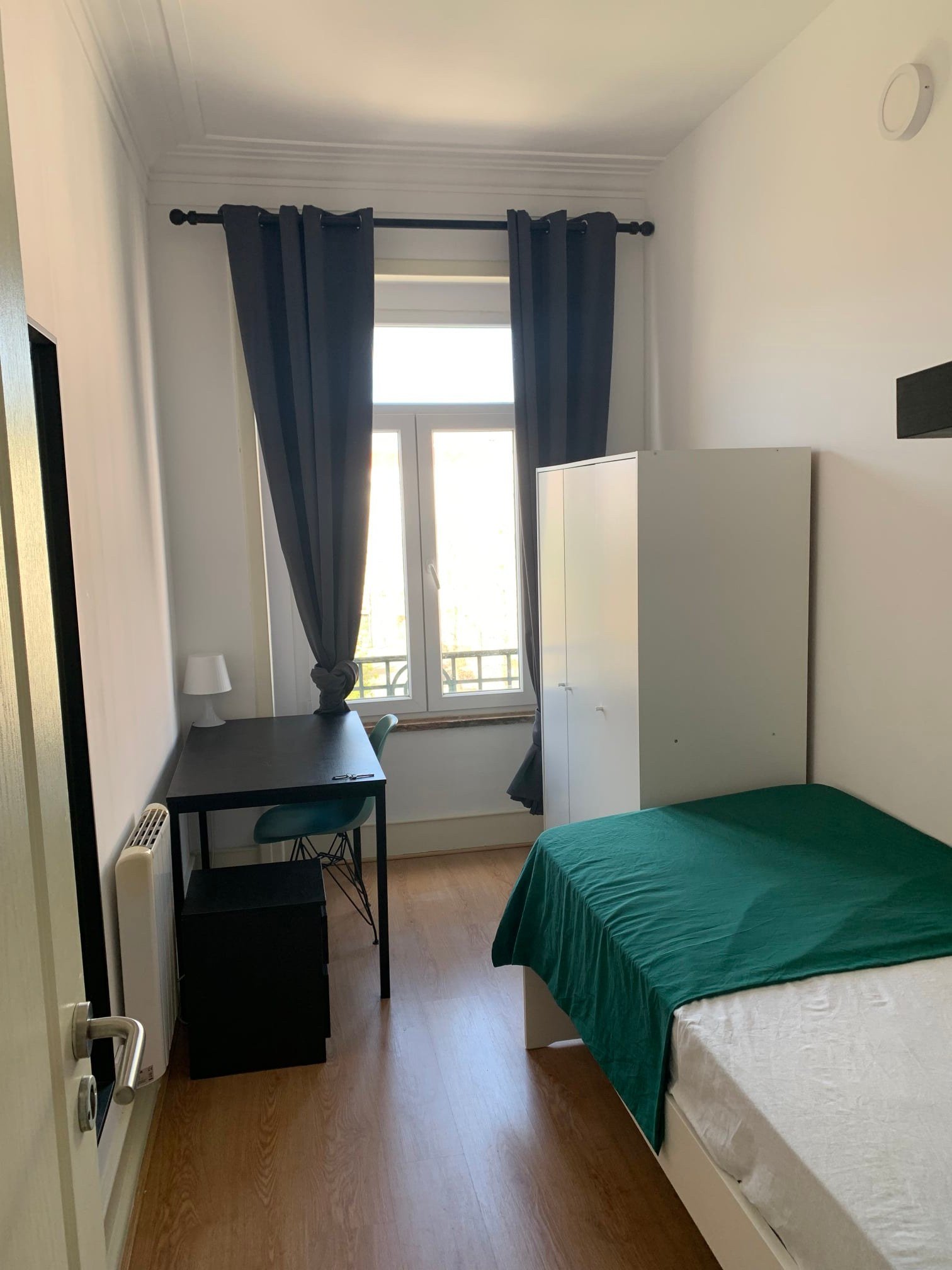Light-Filled Single Room 3 with Desk & Balcony Access — Flat W, Areeiro