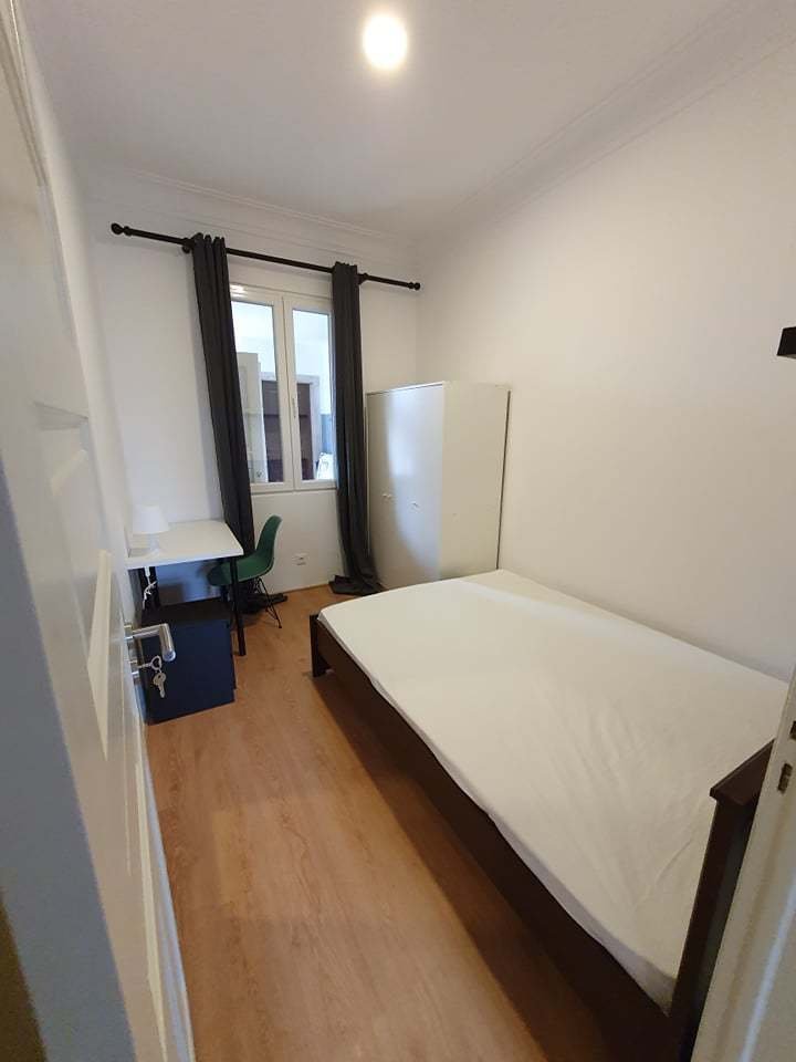 Sunny Double Room 6 with Desk & Balcony Access — Flat W, Areeiro