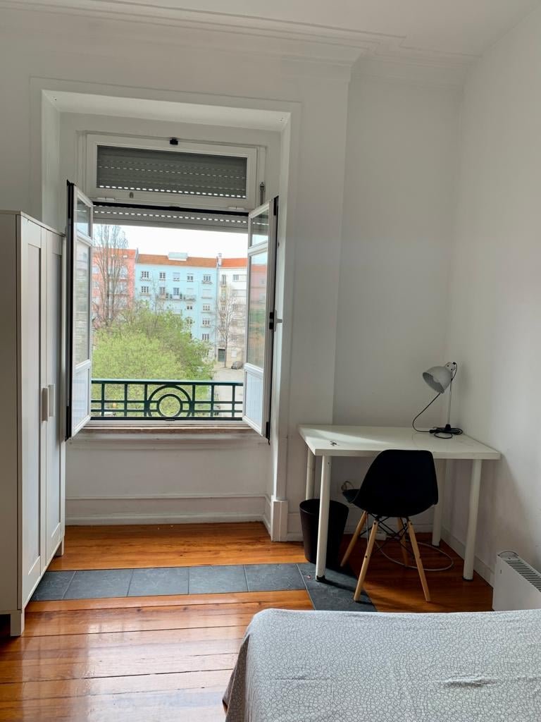 Sunny Room 4 with Ample Window — Flat B, Areeiro