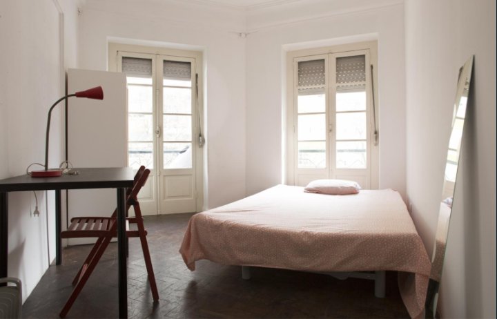 Inviting Double Room 2 with Desk & Natural Light — Flat H, Arroios