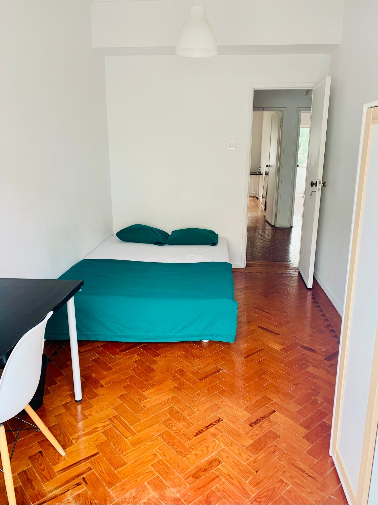 Light-Filled Double Room 1 with Desk & Balcony Access — Flat T, São Domingos de Benfica