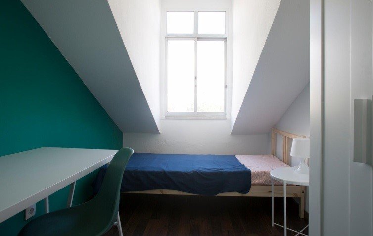 Cozy Single Room 1 with Desk & Terrace Access — Flat X, Alcântara