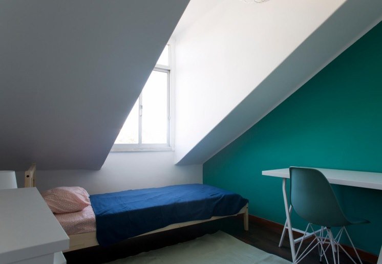 Airy Single Room 3 with Desk & Terrace Access — Flat X, Alcântara
