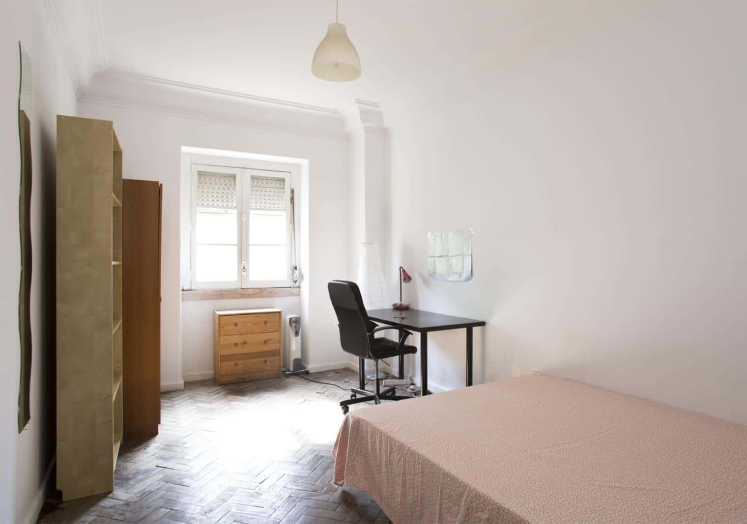 Bright Double-Bed Room 6 with Natural Light — Flat F, São Jorge de Arroios