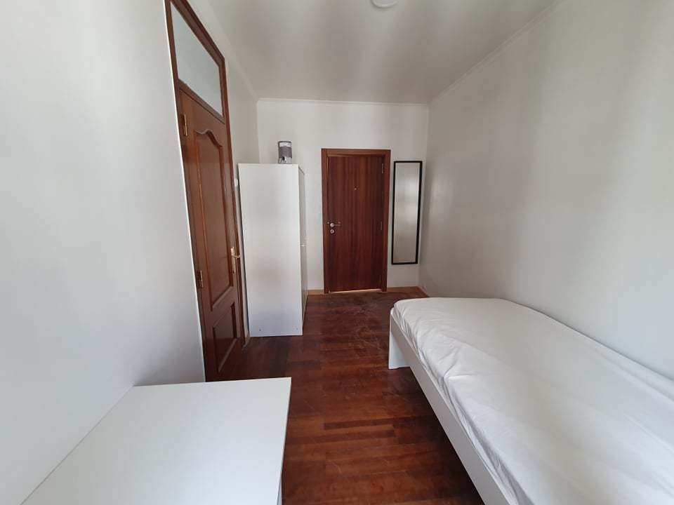 Bright Single Room 1 with Wardrobe & Natural Light — Flat D, Anjos