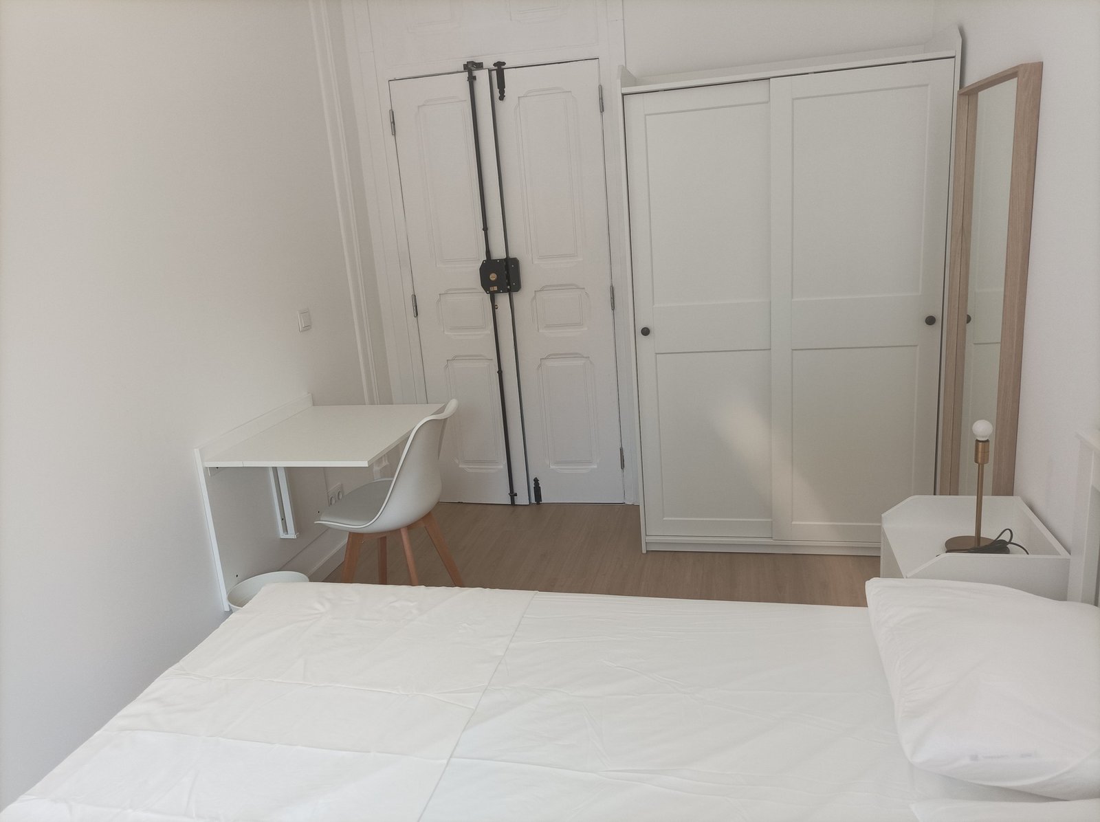 Bright & Comfortable Double Room 1 in a 6-bedroom Shared Apartment — Rosa Damasceno 2nd Floor, São Jorge de Arroios