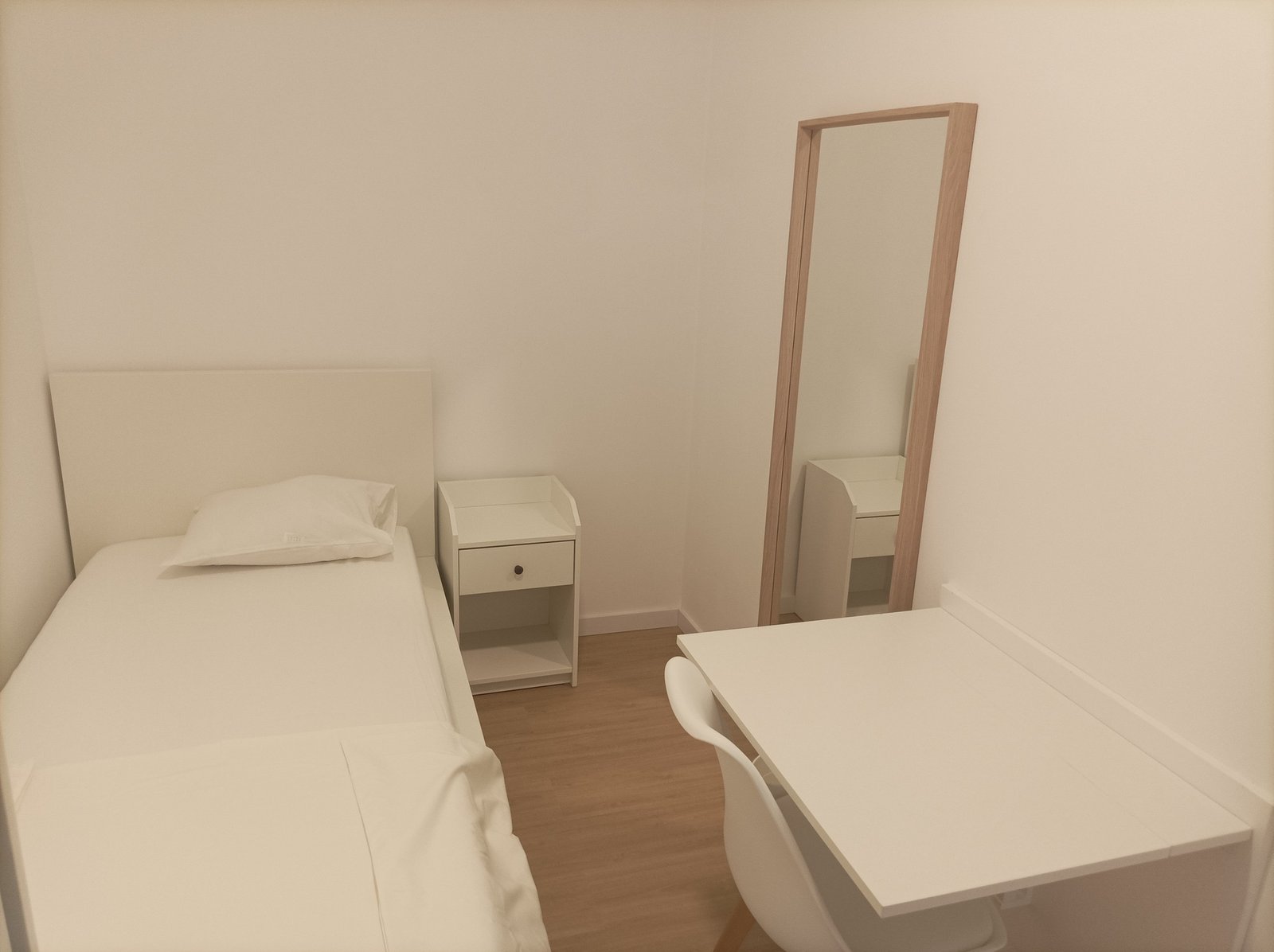 Single-Bed Room (5) in Student Shared Apartment — Rosa Damasceno 2nd Floor, São Jorge de Arroios