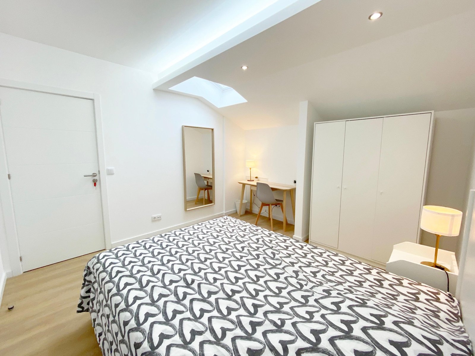 Beautiful & Inviting Double-Bed Room 2 in 2-bedroom Shared Apartment — Rosa Damasceno 4th Floor, São Jorge de Arroios