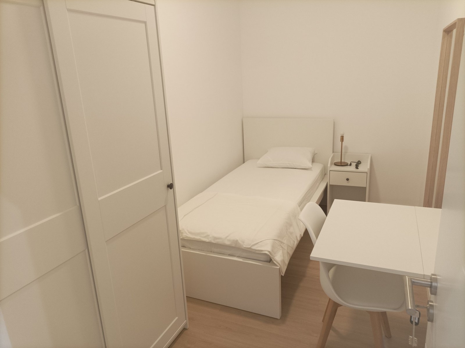 Charming & Well-furnished Single Room 4 — Rosa Damasceno 3rd Floor, São Jorge de Arroios