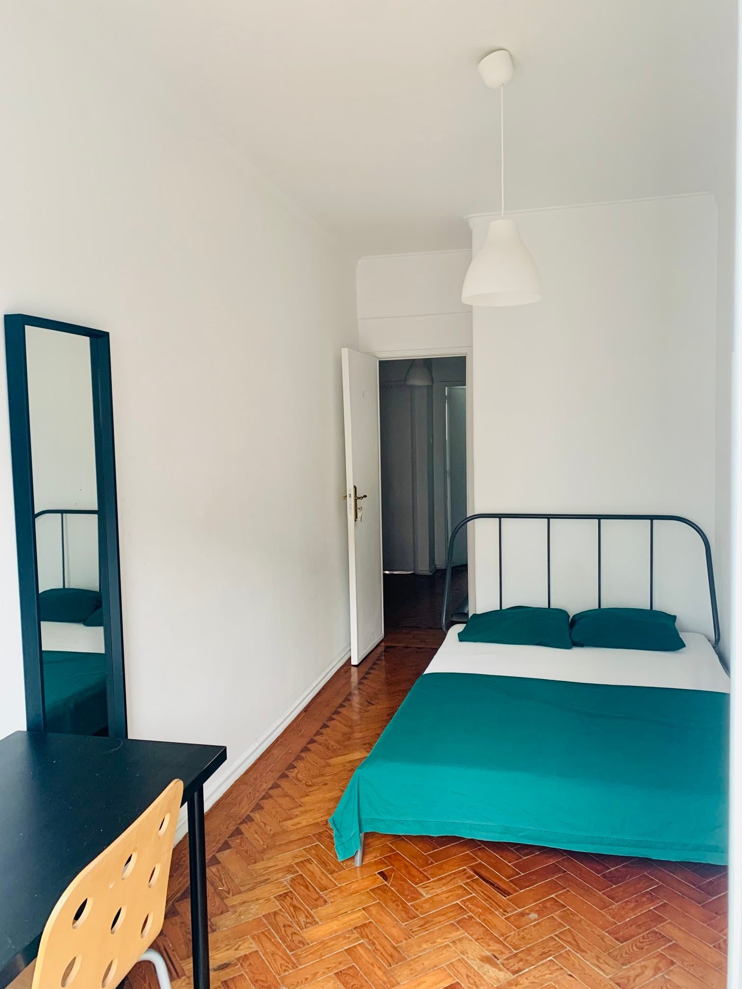 Inviting Double Room 3 with Desk & Balcony Access — Flat U, São Domingos de Benfica