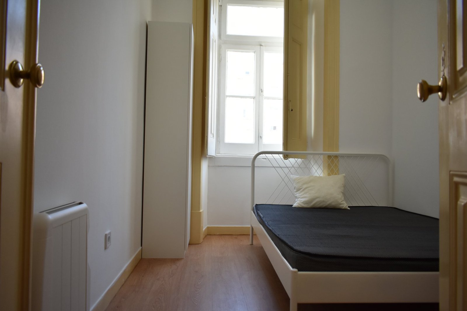 Comfortable Double Room 8 with Desk & Natural Light — Flat G, Anjos