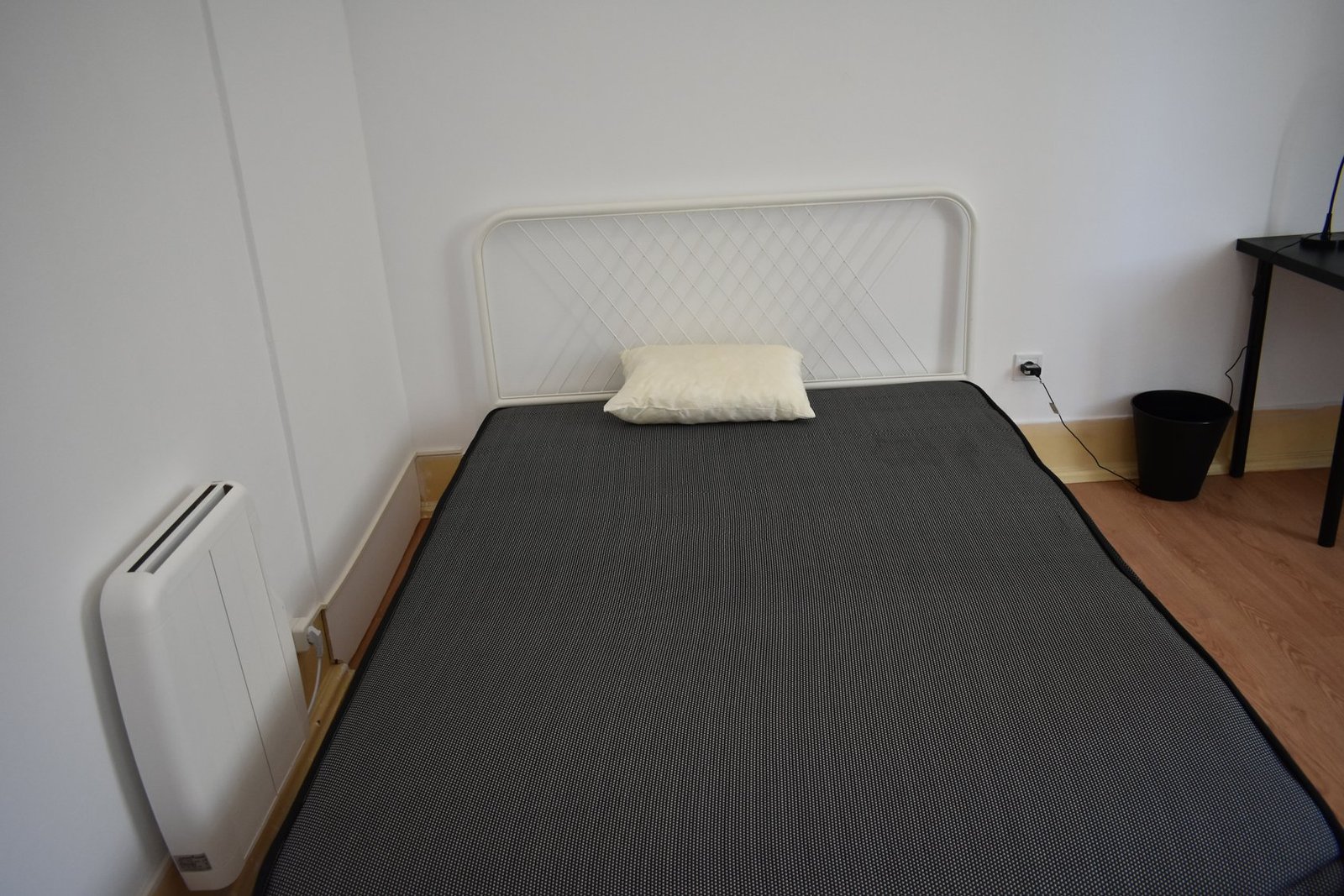 Inviting Double Room 6 with Desk & Natural Light — Flat G, Anjos
