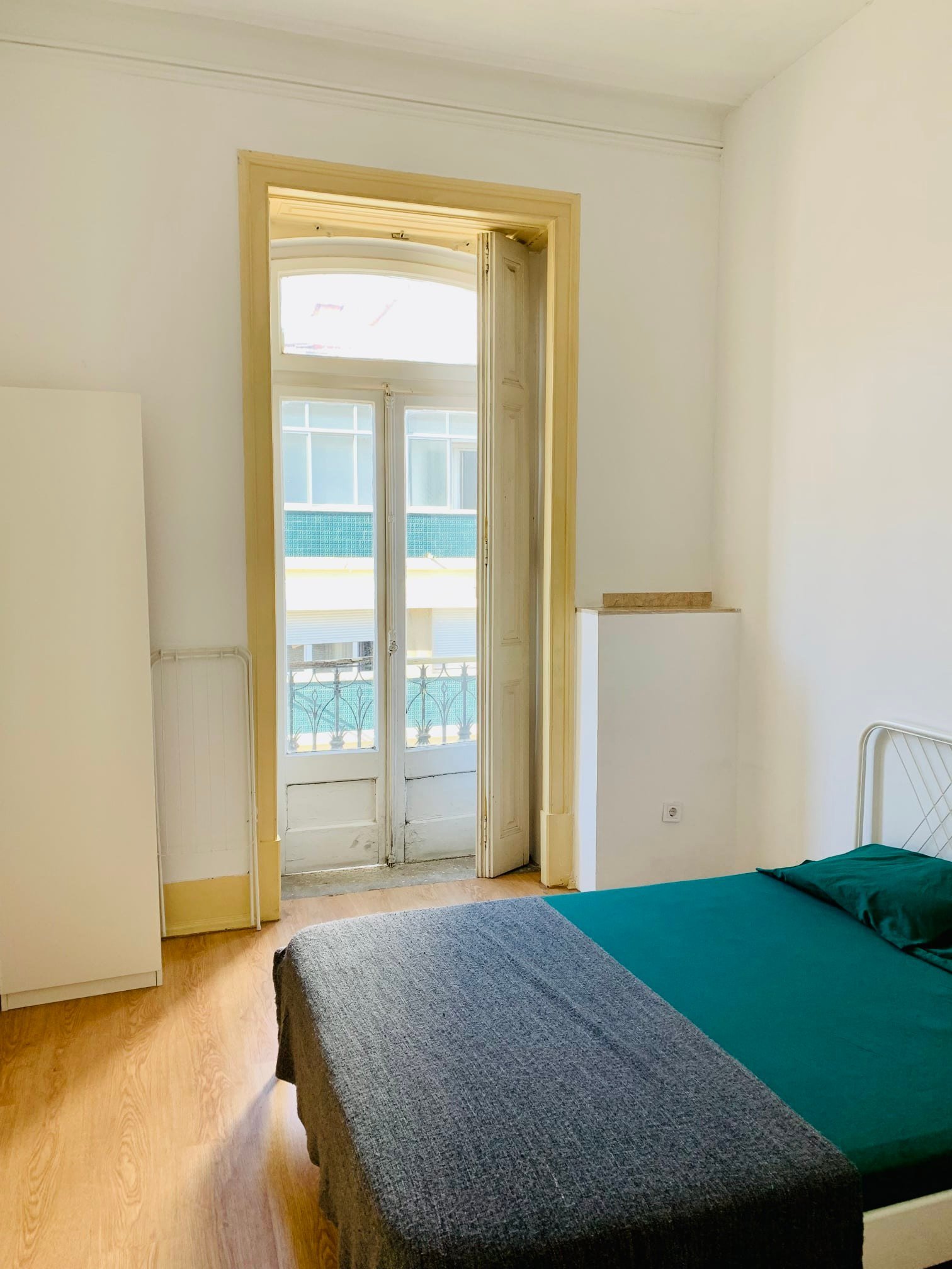 Sunny Double Room 2 with Desk & City View — Flat G, Anjos