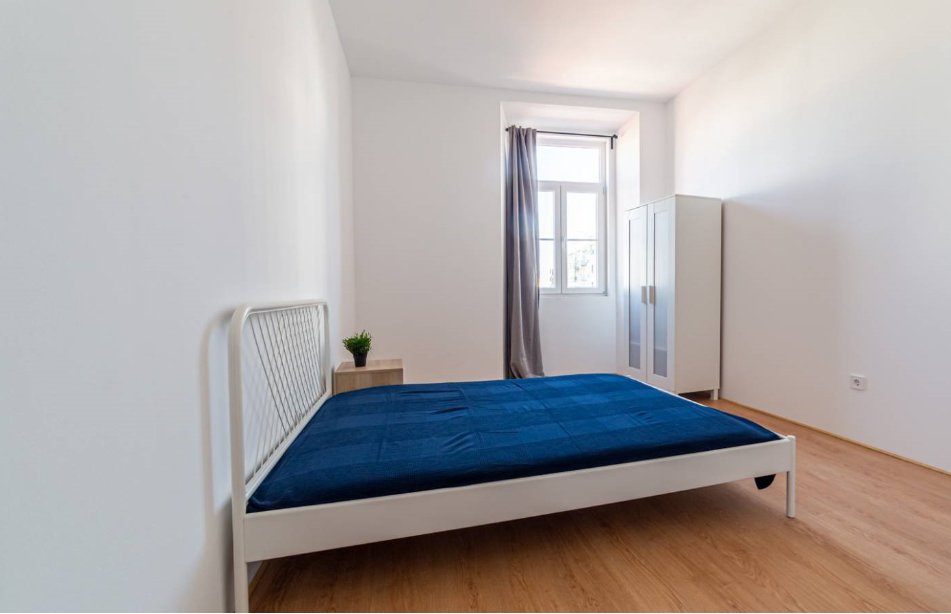 Spacious Double Room 5 with Wardrobe & Natural Light — Flat Y, São Domingos de Benfica