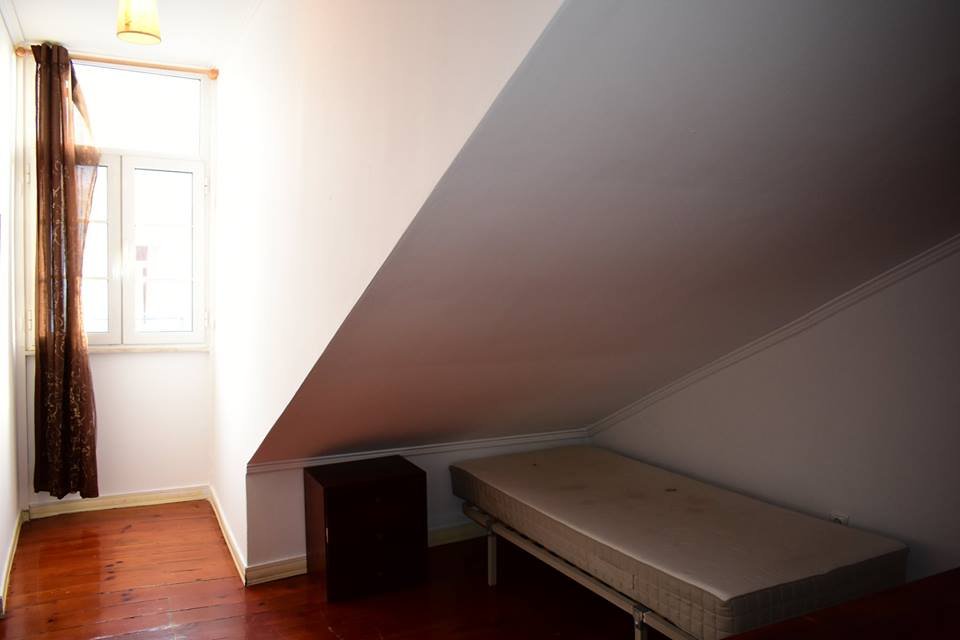 Spacious Double Room 2 with Desk & Natural Light — Flat P, Anjos