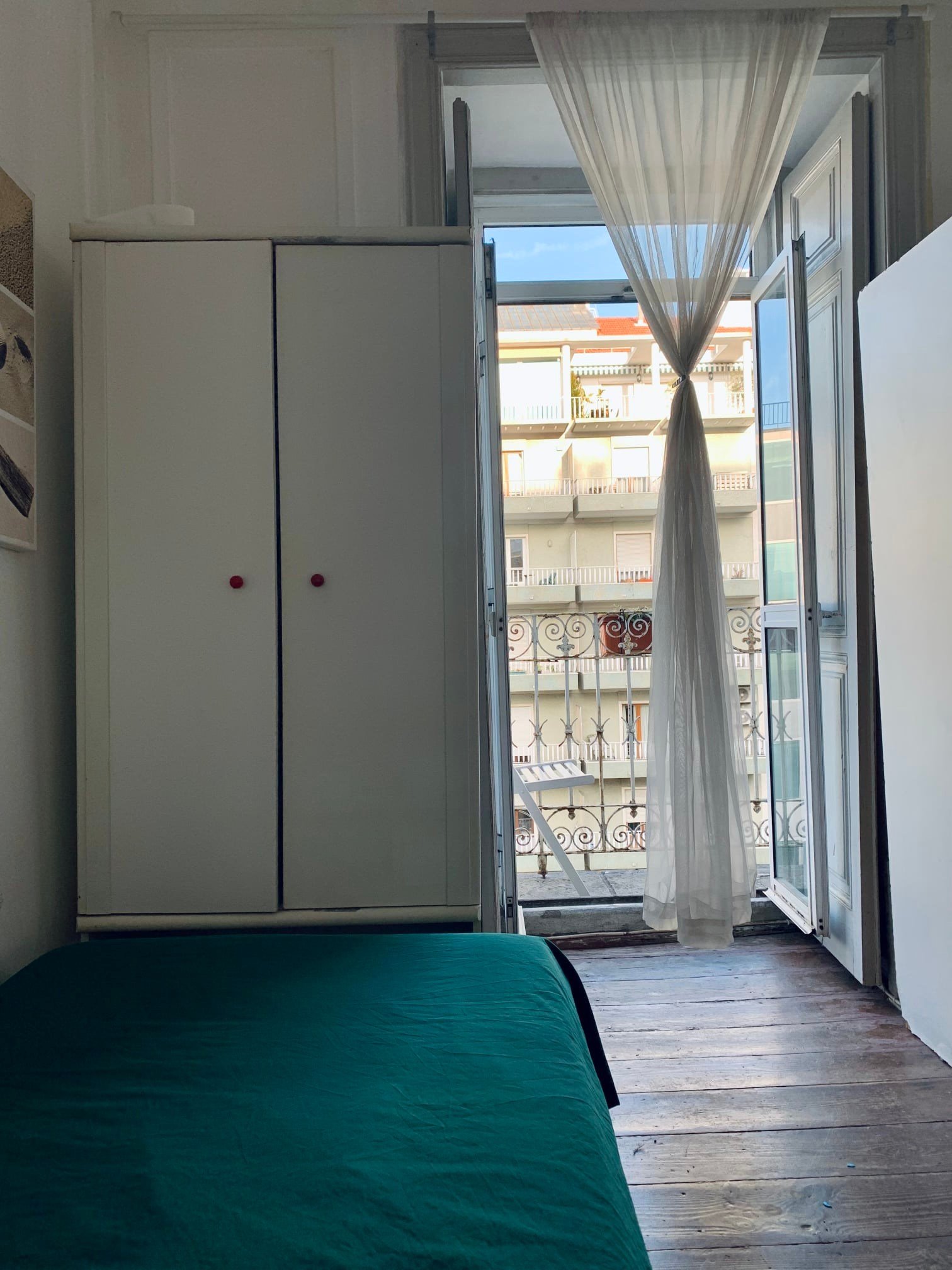 Bright Natural Light-filled Single Room 1 with Balcony View of the City — Saldanha 5D, São Sebastião da Pedreira